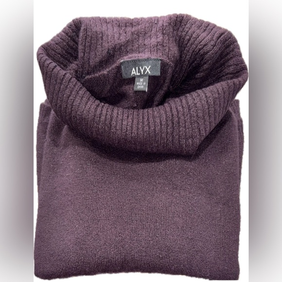 ALYX WMNS Long Sleeve Loose MOCK NECK Sweater
Size: (MED) Merlot/Purplish. - Picture 5 of 12